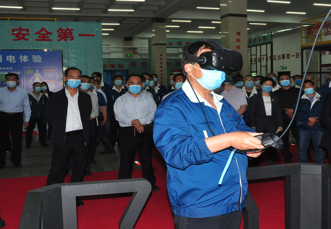 数百名公司先进员工在集数字、、、信息、、、电子、、、模拟于一体的智能清静体验馆举行模拟场景、、、事故模拟亲自体验